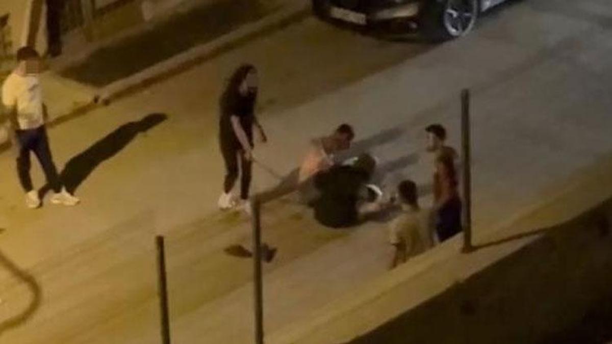 İki kadın ile bir şahsın sokak ortasındaki kavgası kamerada