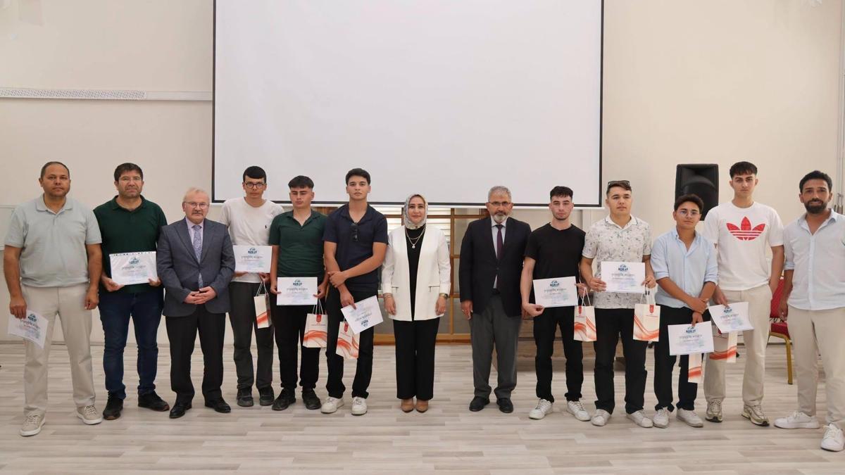Robot yarışmasında Niğde'yi temsil eden öğrencilere ödül