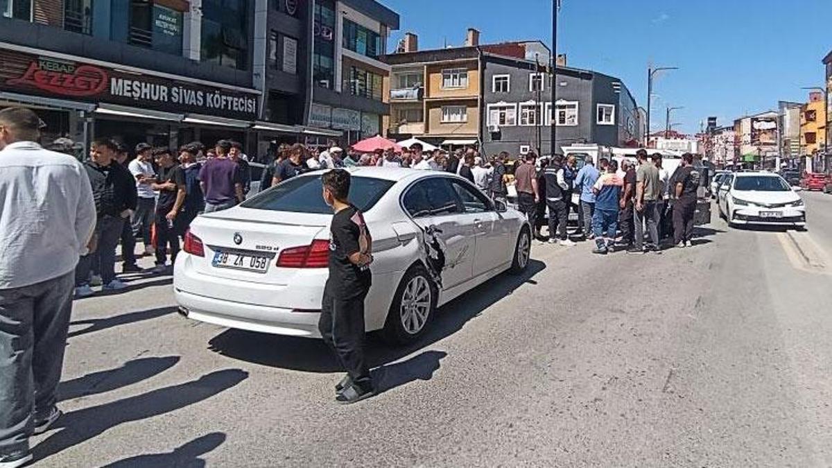 Şarkışla'da 4 aracın karıştığı zincirleme trafik kazasında 1 kişi yaralandı