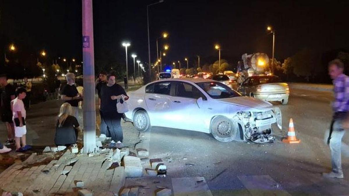 Makas atarak ilerleyen otomobille birlikte iki araç dereye uçtu