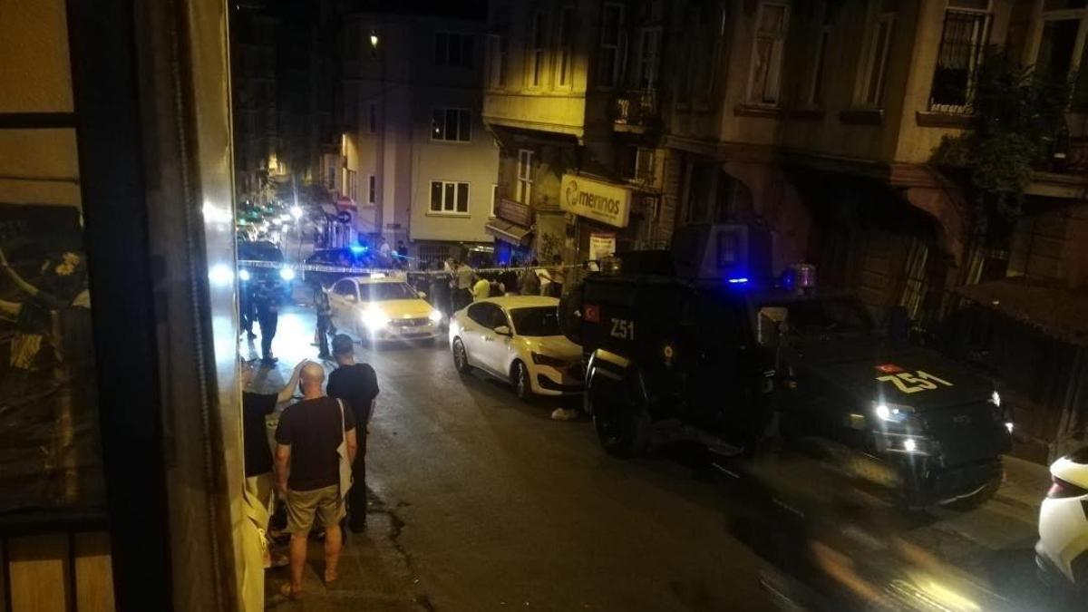 Beyoğlu'nda patlayıcı bırakılan sokaktaki bina, araç ve iş yerlerinde hasar oluştu