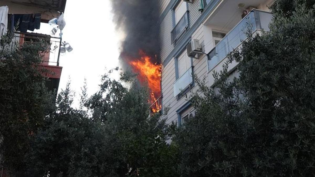 Yangında mahsur kalan 2'si bebek 10 kişi kurtarıldı