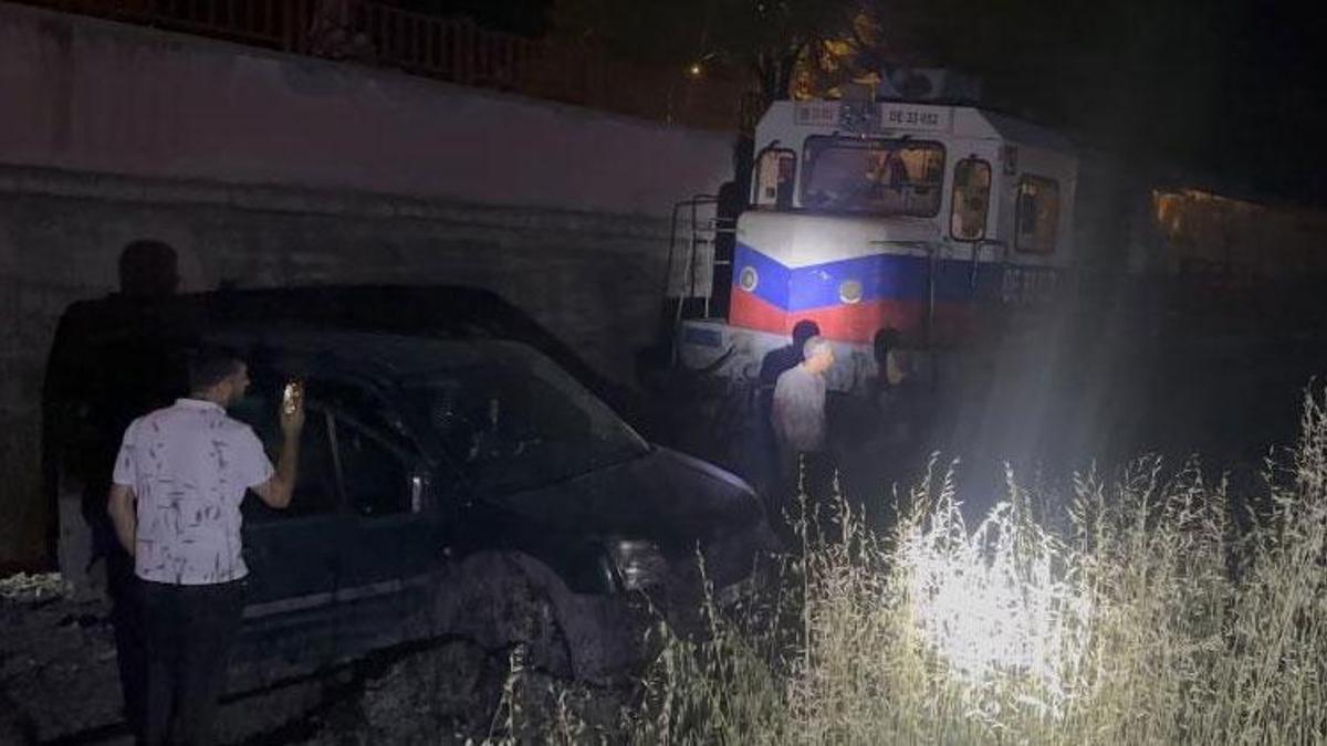 Elazığ'da yük treni hafif ticari aracı 120 metre sürükledi