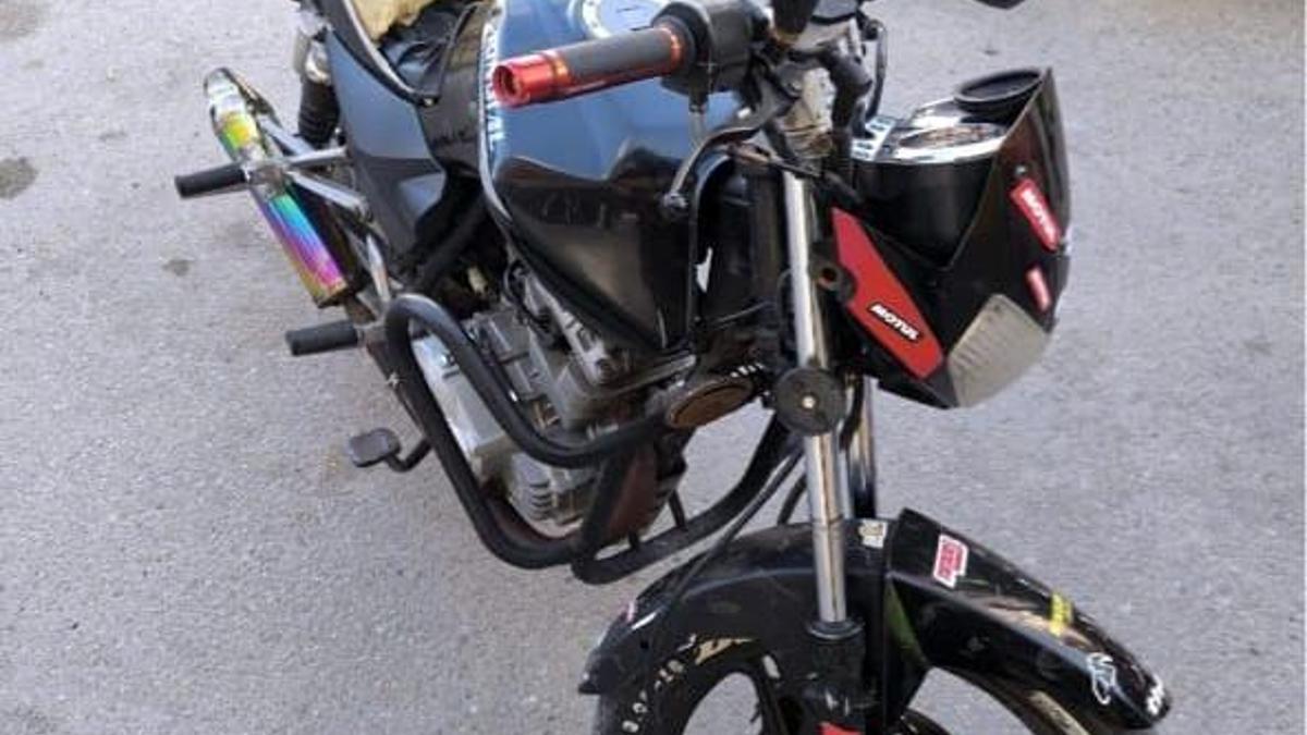 Abart egzozlu ve plakasız motosikletin ehliyetsiz sürücüne 105 bin lira ceza