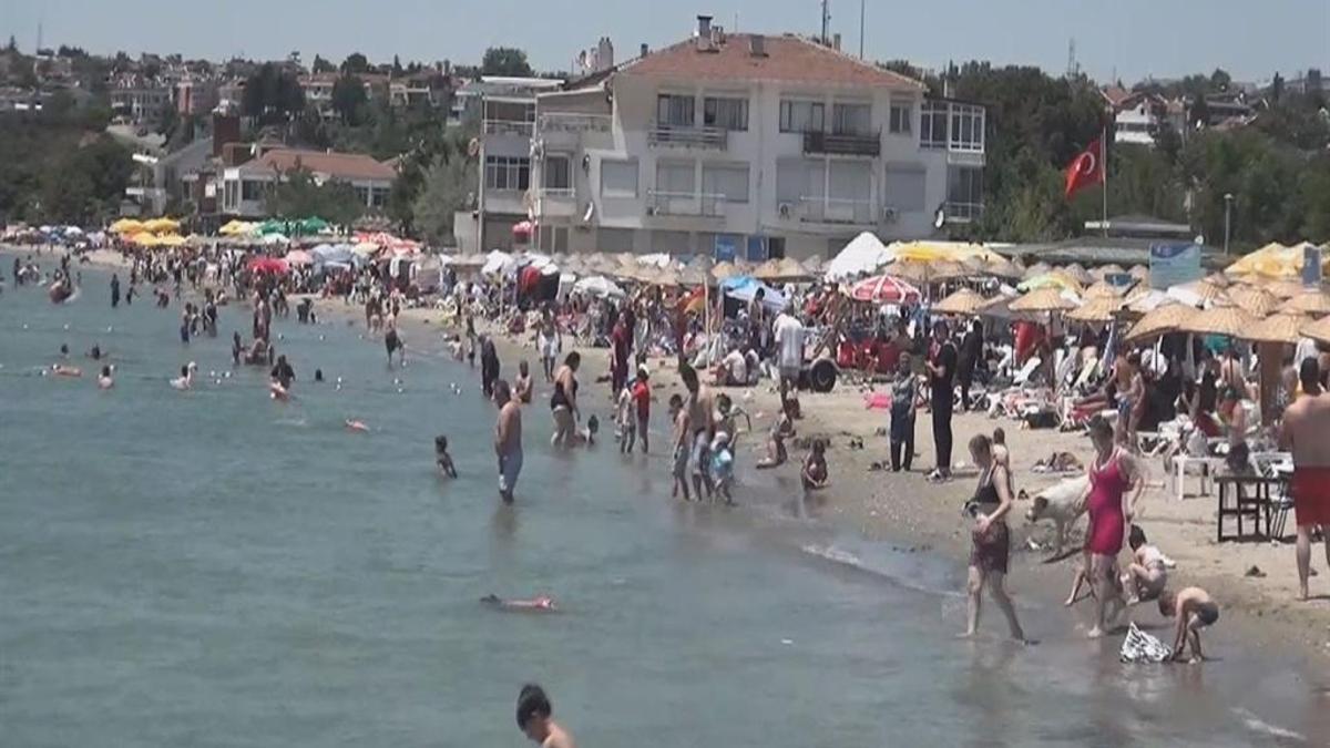 Silivri'de binlerce kişi plajlara akın etti!