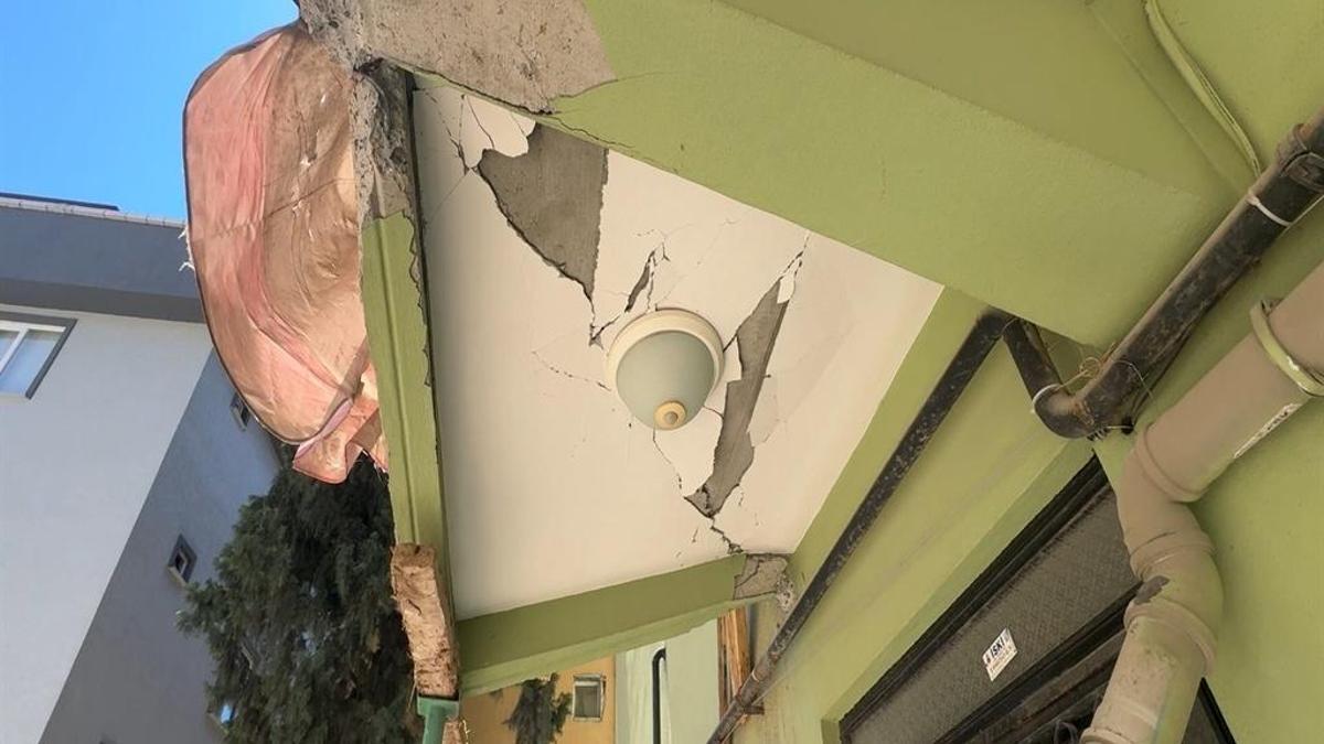 Avcılar'da kentsel dönüşümde kopan betonlar yan binaya zarar verdi!