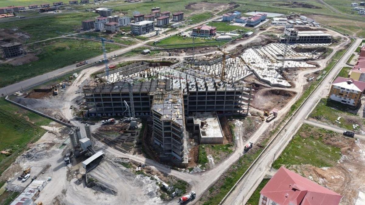 Kars'a dev hastane! Hızla yükseliyor