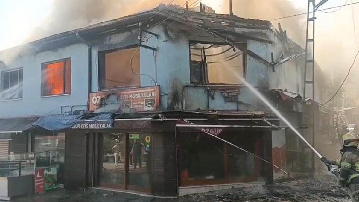 Bursa'da tarihi çarşıda yangın