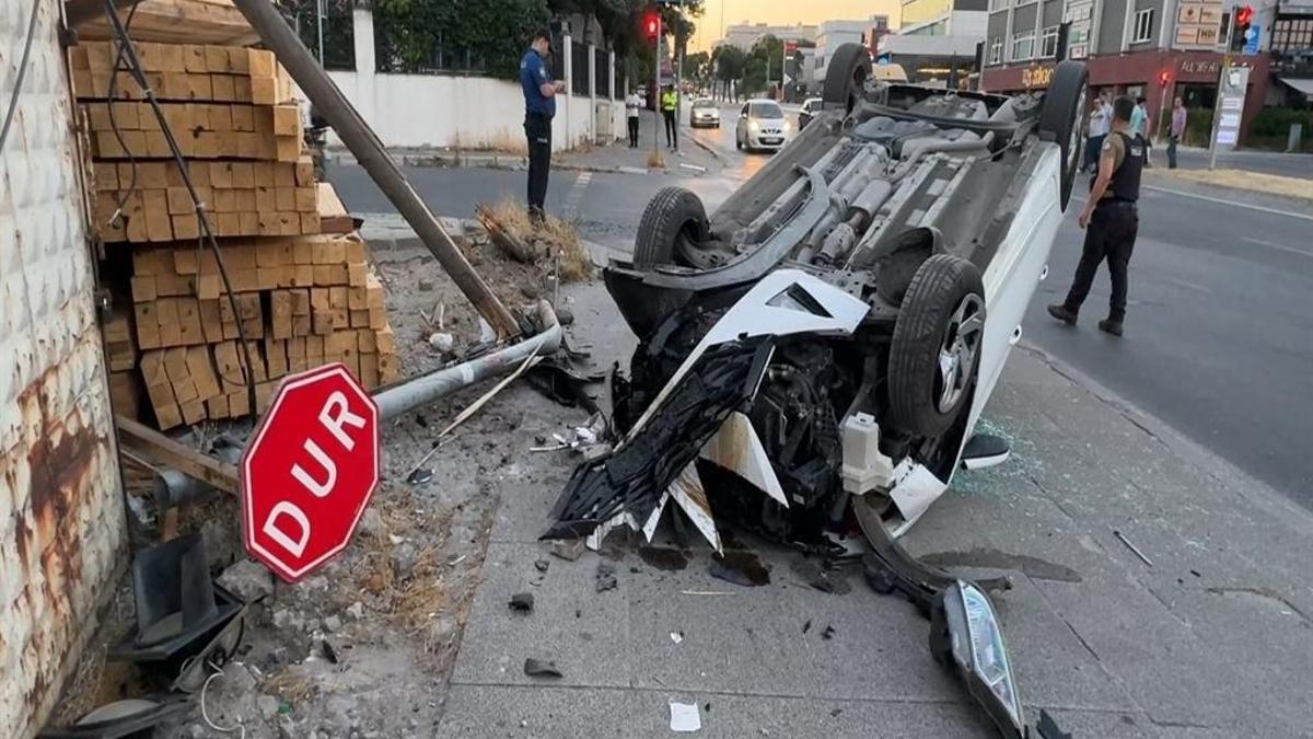 Avcılar'da korkunç kaza: Önce otomobile, sonra levhaya sonra direğe çarptı!