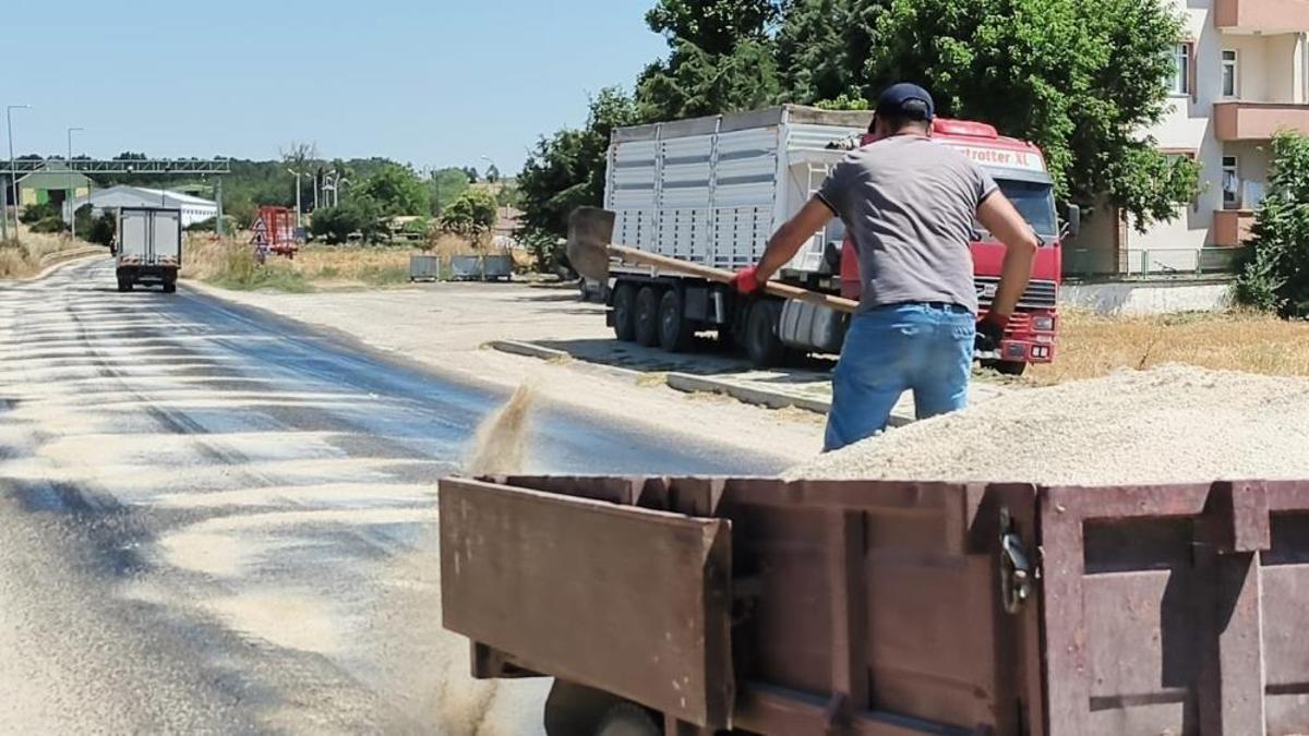 Edirne'de kavurucu sıcaklar asfaltı eritti! Ekipler yola kum serdi