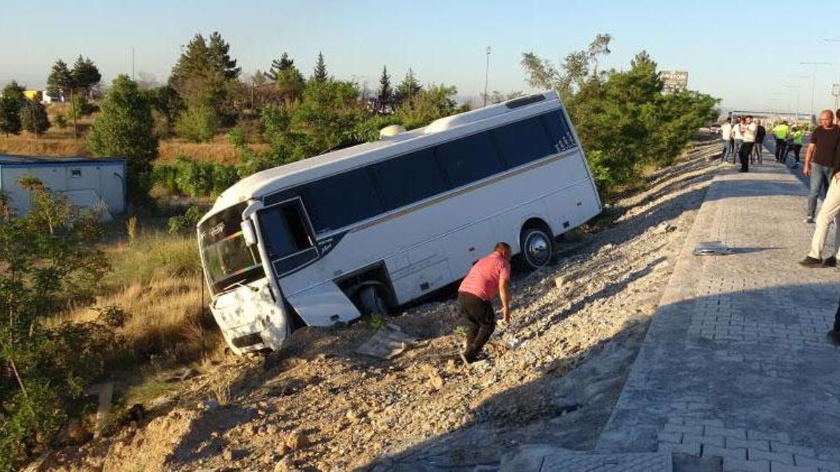 Seyir halindeyken lastiği patlayan servis aracı şarampole devrildi