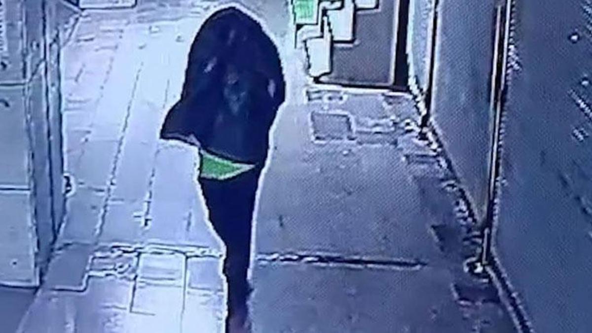 Başına çöp poşeti geçirip yangın çıkaran şahıs kameralara yakalandı