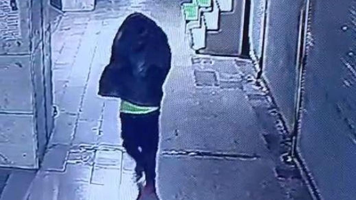 Çöp poşeti ile yüzünü saklayıp, çay ocağını yaktı; o anlar kamerada