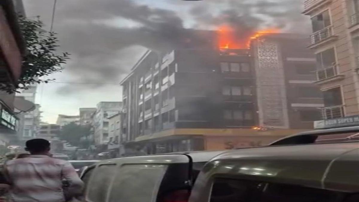 Esenler'de 4 katı binada korkutan yangın: İtfaiye güçlükle müdahale etti