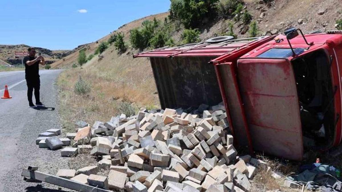 Elazığ'da parke taşı yüklü kamyonun devrildiği kazada 2 kişi yaralandı