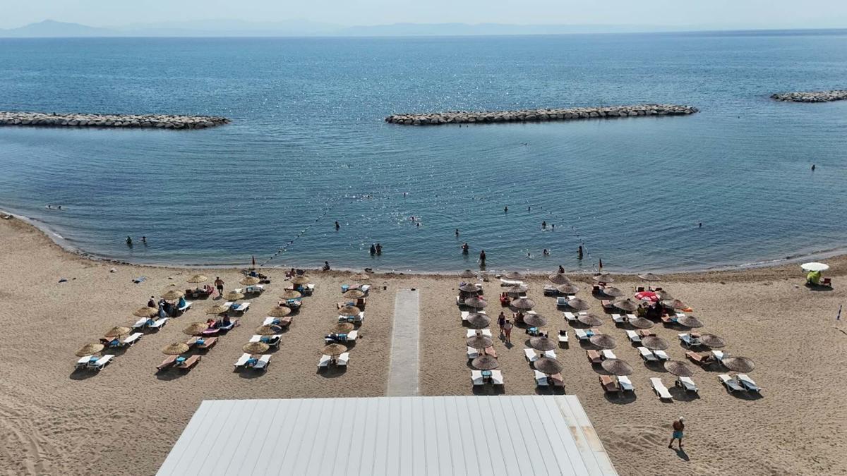 Ayvalık'ta Kum Adası Plajı yenilenen yüzü ile hizmete açıldı