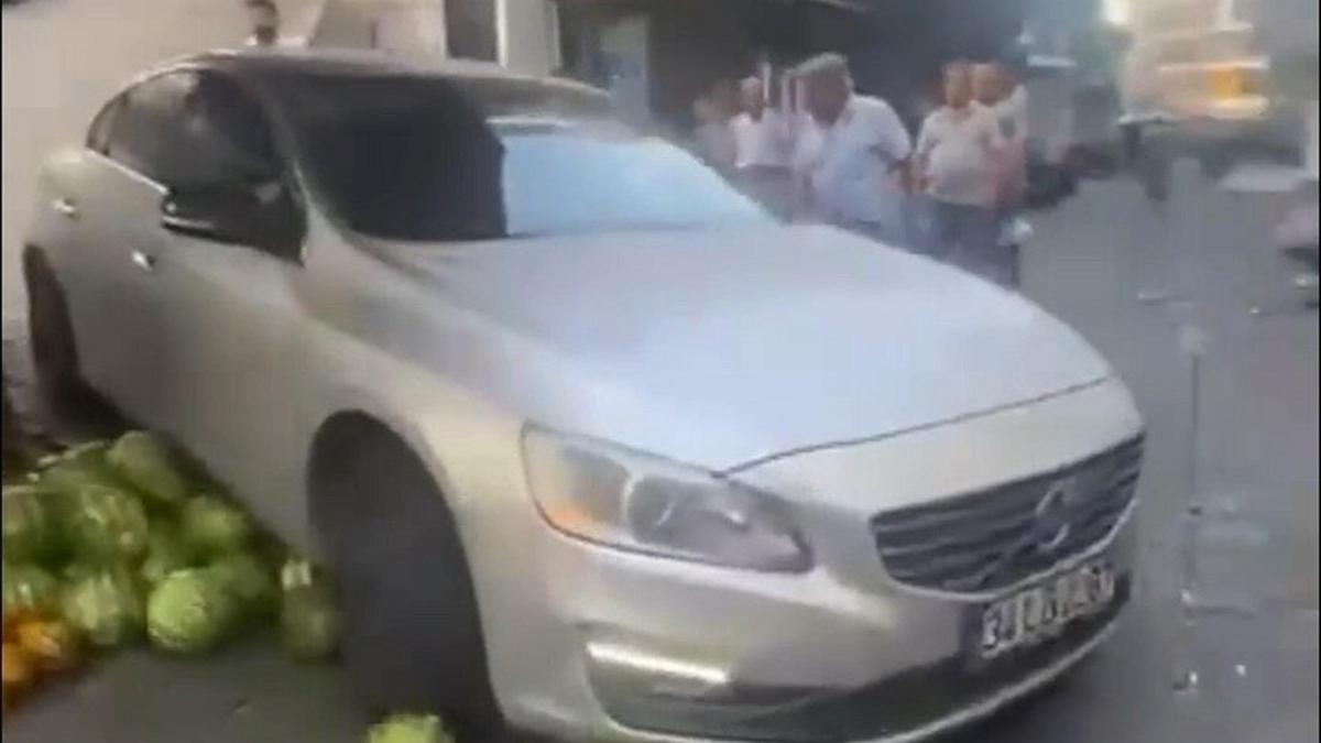 Tartıştığı pazar esnafının sergideki karpuzlarını otomobiliyle ezdi