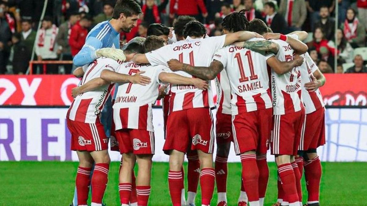 Süper Lig'den düşünce ayrıldı, İstanbul takımına imzayı attı