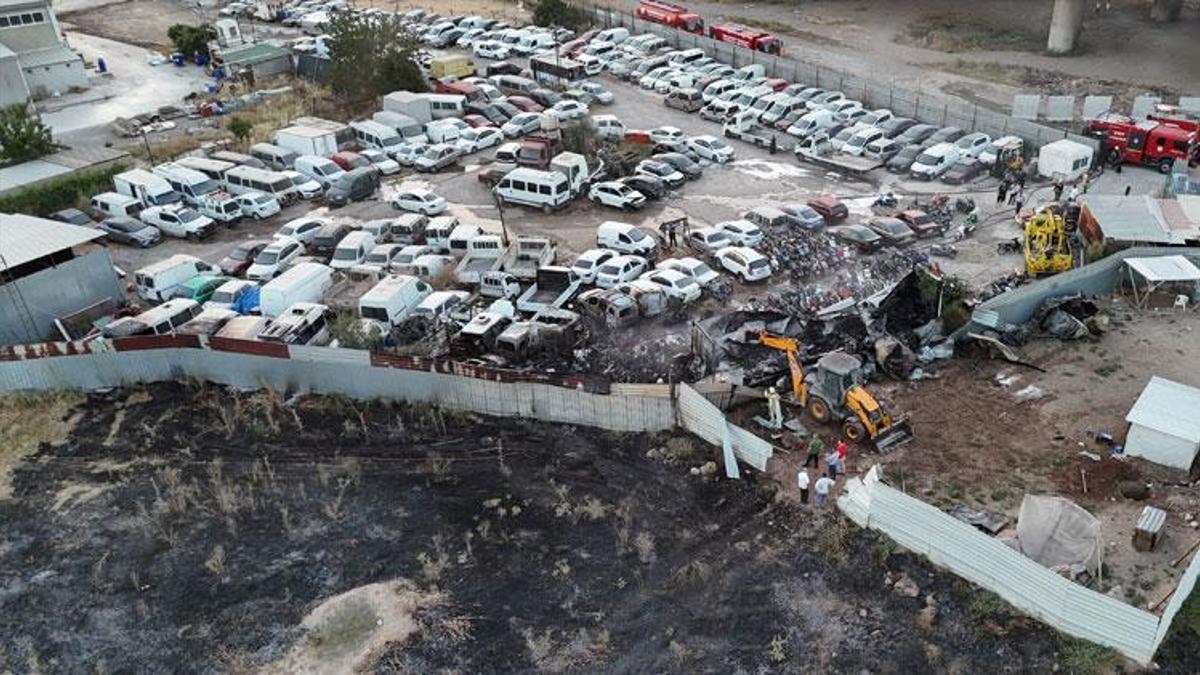 Yediemin otoparkında çıkan yangında 50 motosiklet ve 12 araç yandı