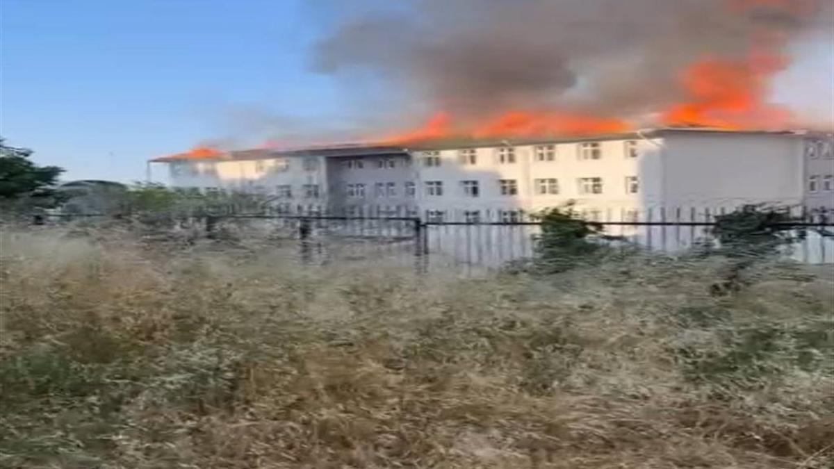Beylikdüzü'nde okul çatısında yangın çıktı: İtfaiye ekipleri güçlükle müdahale etti