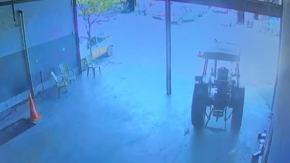 Tamirhanede el freni çekilmeyen traktör yola çıktı; o anlar kamerada