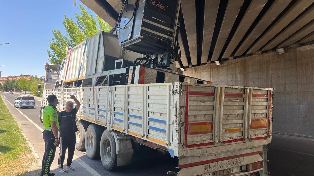 Nevşehir’de iş makinesi yüklü TIR, köprüde sıkıştı