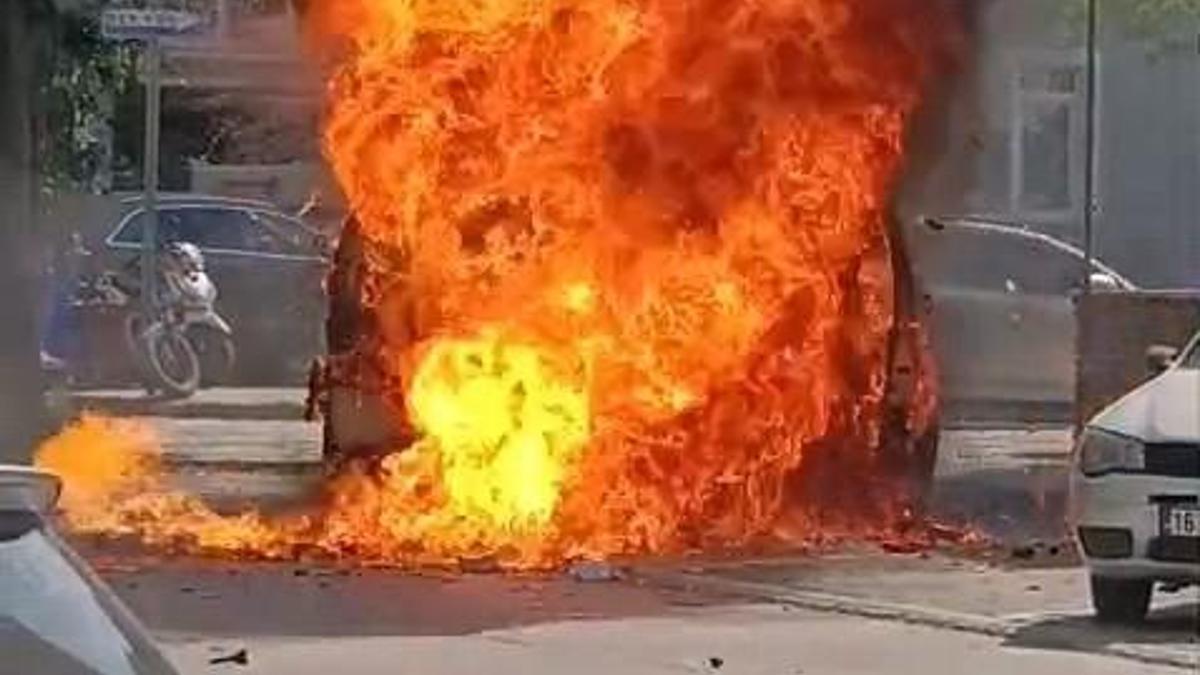 Çakmak yüklü hafif ticari araç, alev alev yandı