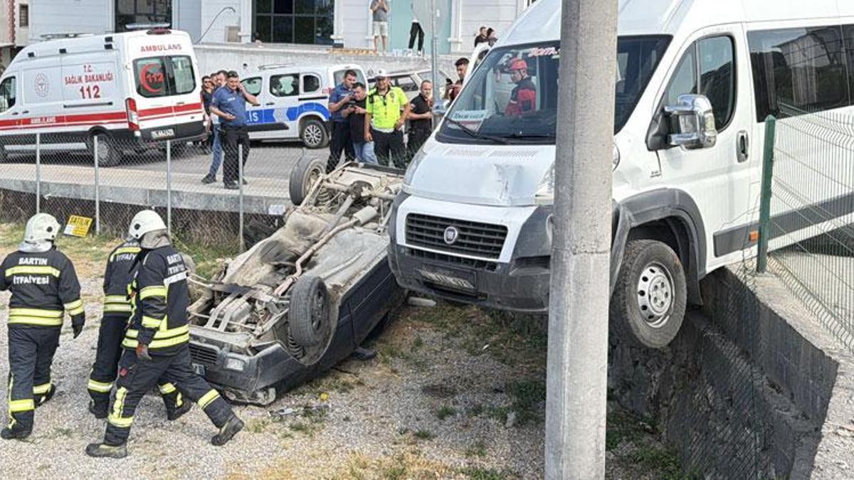 Bartın'da işçi servisi ile iki otomobil çarpıştı: 3 yaralı