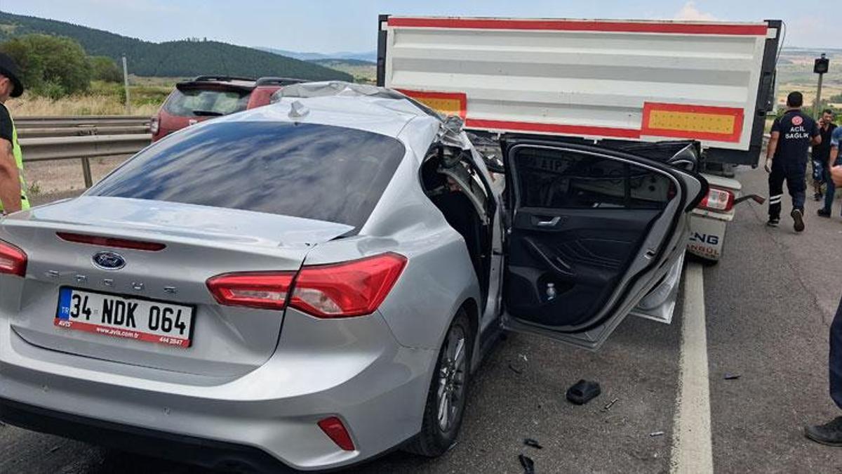Karabük'te otomobil, TIR'a arkadan çarptı 1 kişi hayatını kaybetti, 6'sı çocuk 8 kişi yaralandı