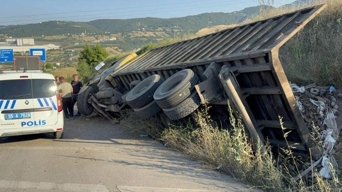 Hurda yüklü kamyonun rampada freni patladı, sürücü faciayı önledi