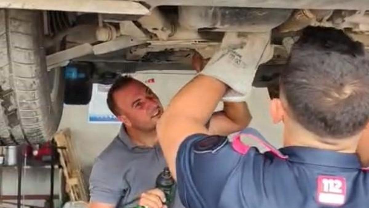 Otomobilin motor bölümüne sıkışan yavru kedi kurtarıldı
