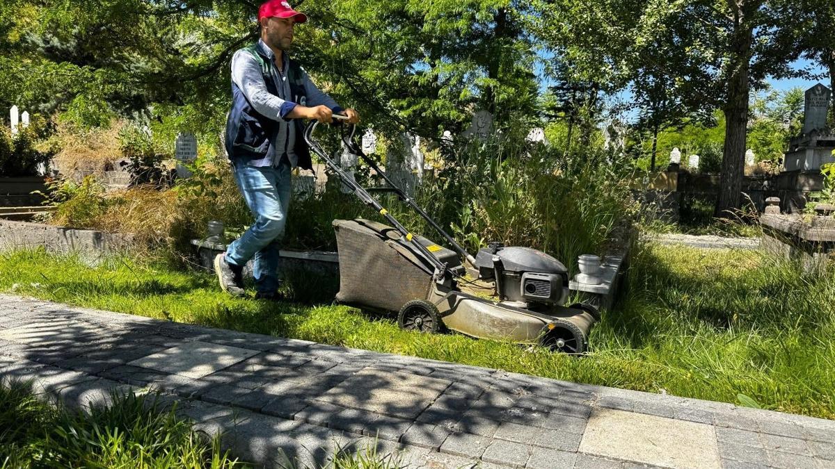 Büyükşehir Belediyesi'nden, Asri Mezarlık’ta temizlik çalışması