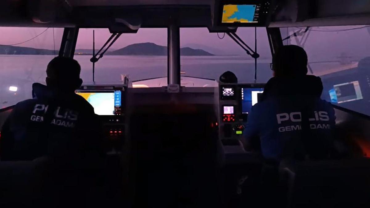 Van Gölü’nde mahsur kalan 7 kişiyi, deniz polisi kurtardı