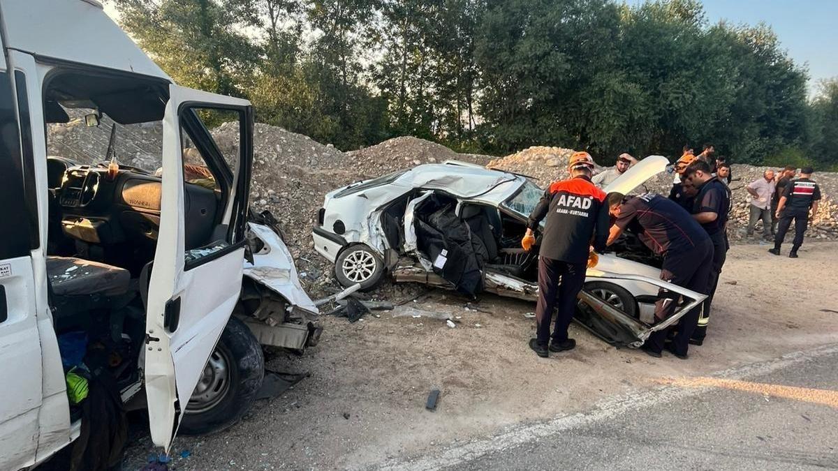 Amasya’da otomobil ile minibüs çarpıştı: 1 ölü, 3 yaralı