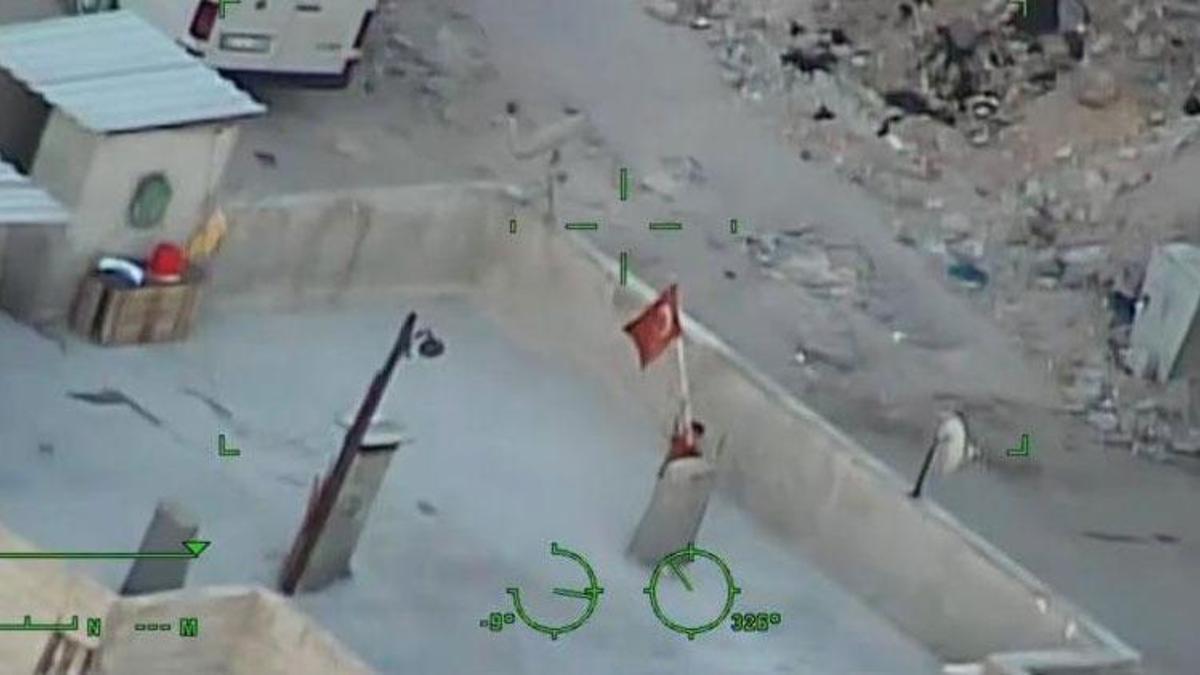 Polis helikopterini Türk bayrağıyla selamlayan çocuk ilgi odağı oldu: Gökyüzünden bakarken geleceği gördük