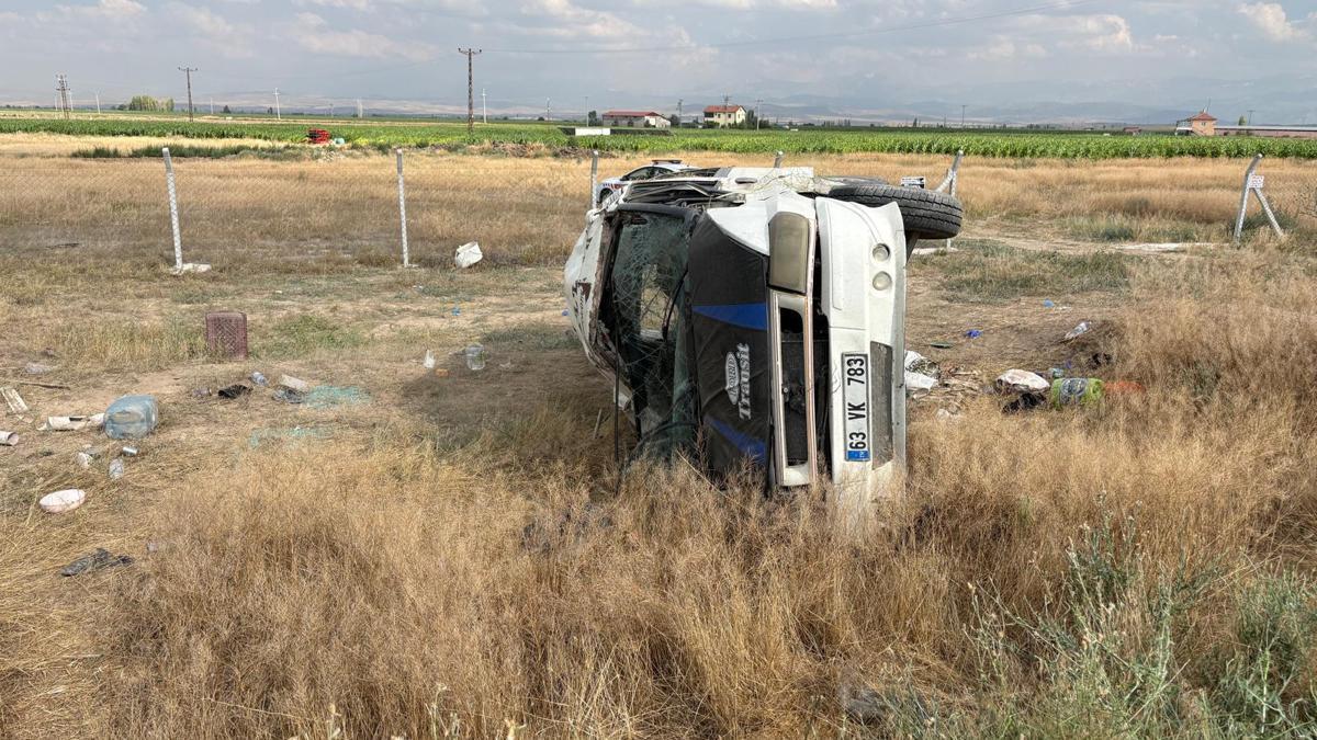 Tarım işçilerini taşıyan minibüs devrildi: 17 yaralı
