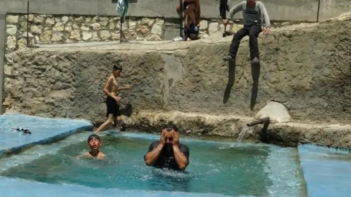 Batman'da tarlanın yanına kurdular: Kavurucu sıcaklık köylüleri dahi yaptı