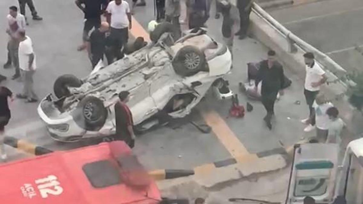 Otomobil, bariyerlere çarpıp devrildi: 2 ölü, 3 yaralı