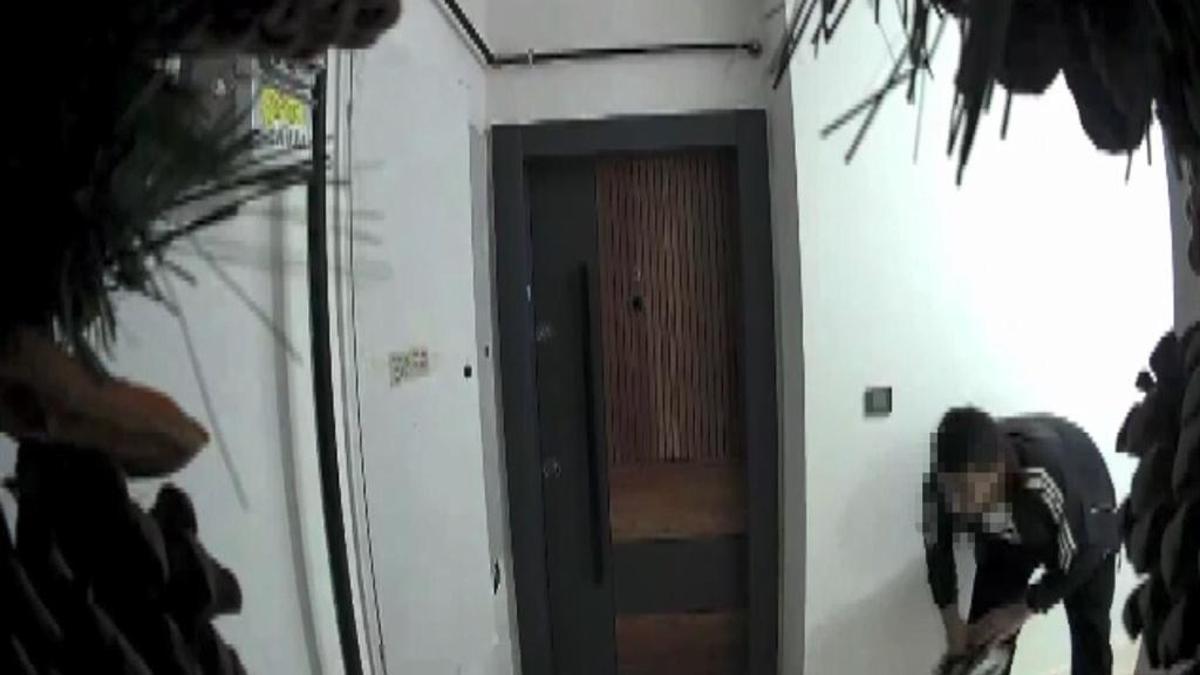 Başakşehir'de apartmanı soydu: Katları tek tek dolaşıp ayakkabıları çaldı