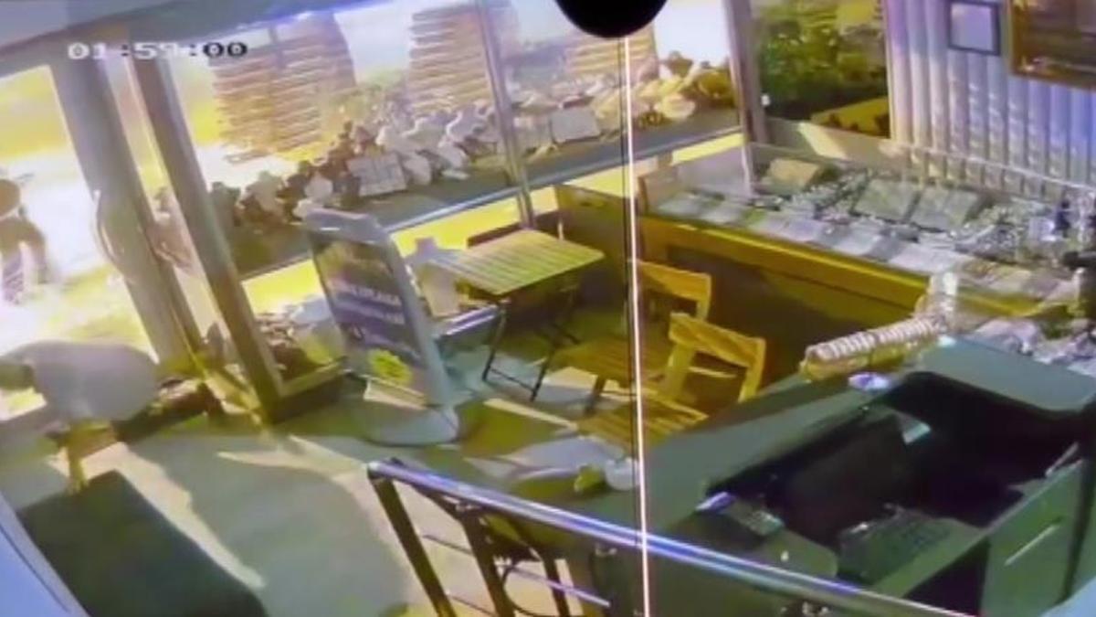 Adana'da sürünerek girdiği mağazadan bilezikleri çaldı! 1 milyon TL'lik zarar verdi