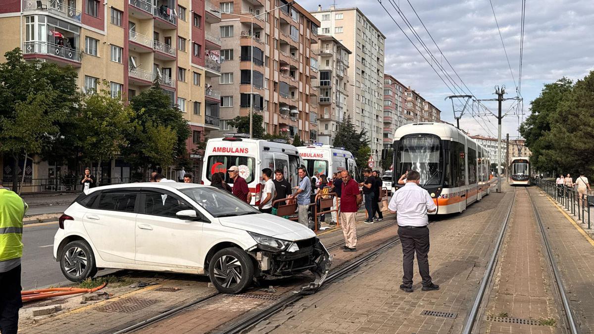 Eskişehir'de otomobil, tramvay bariyerlerine çarptı; 2 yaralı