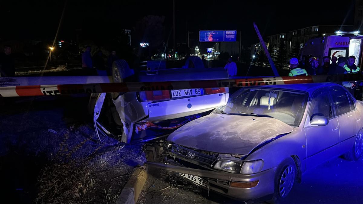 Sivas'ta iki otomobil çarpıştı: 5 yaralı