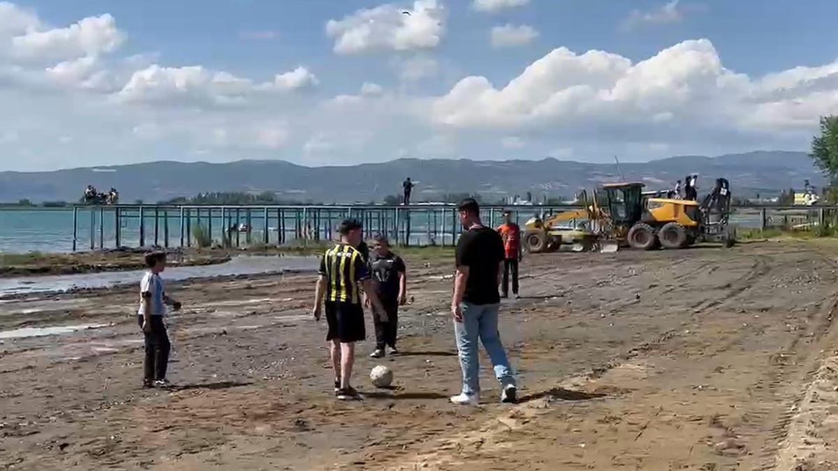 İznik Gölü’nde iskelenin karada kaldığı alan, çocuklara futbol sahası oldu