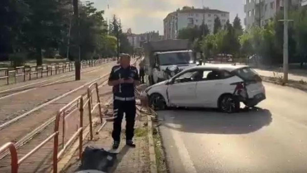 Eskişehir'de otomobil, tramvay bariyerlerine çarptı; 2 yaralı