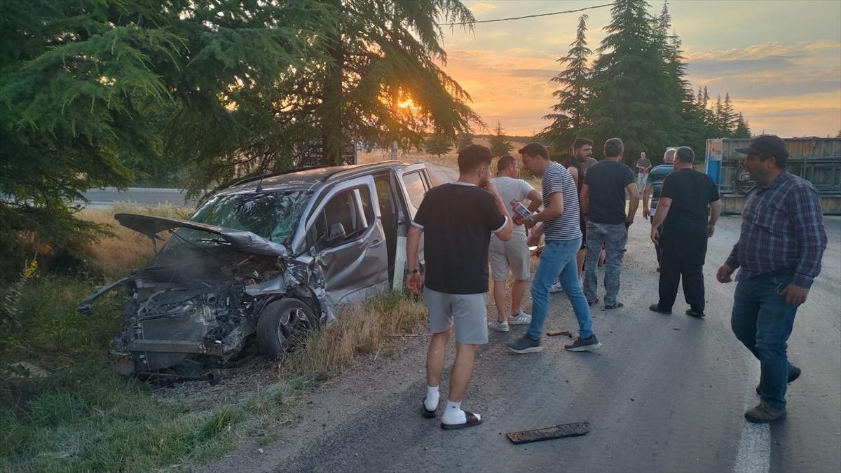 Eskişehir'de hafif ticari araç ile traktörün çarpıştığı kazada 2 kişi yaralandı