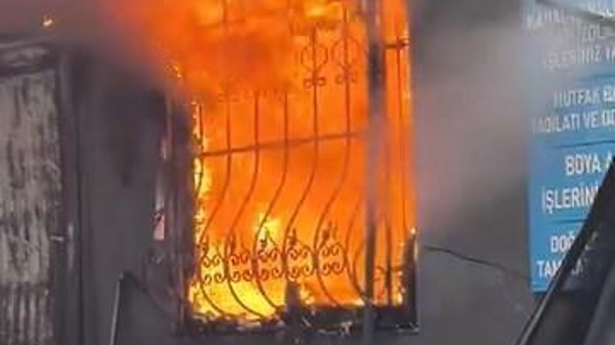 Beşiktaş'ta iş yerinin deposu alev alev yandı