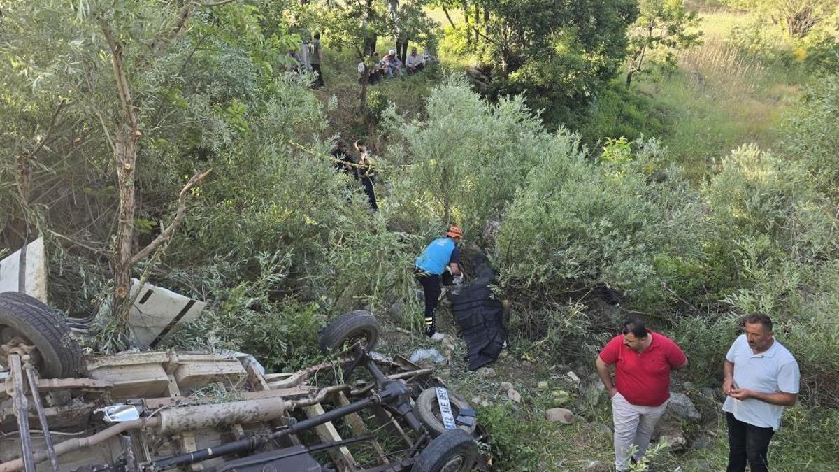 Bingöl'de feci kaza! Uçuruma yuvarlanan araçtaki 3 kişi can verdi