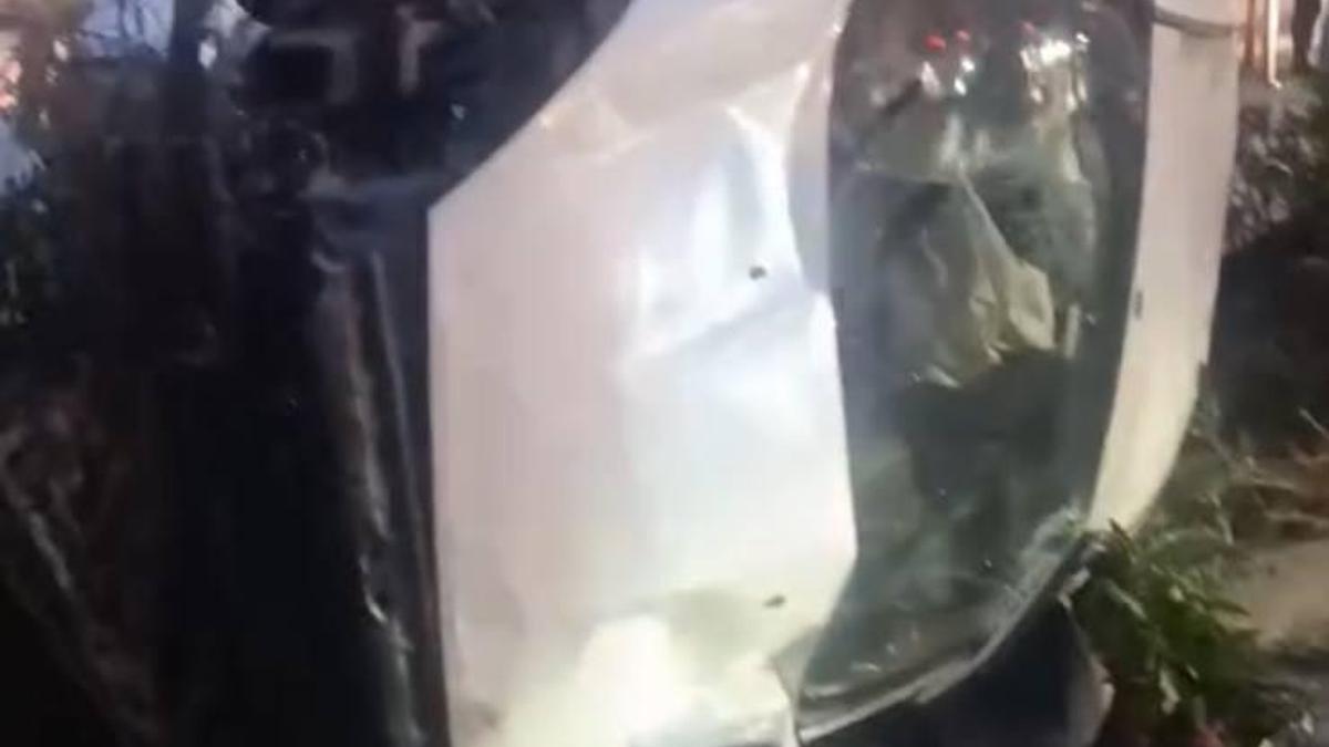 Bakırköy'de park halindeki 2 araca çarpan otomobil devrildi