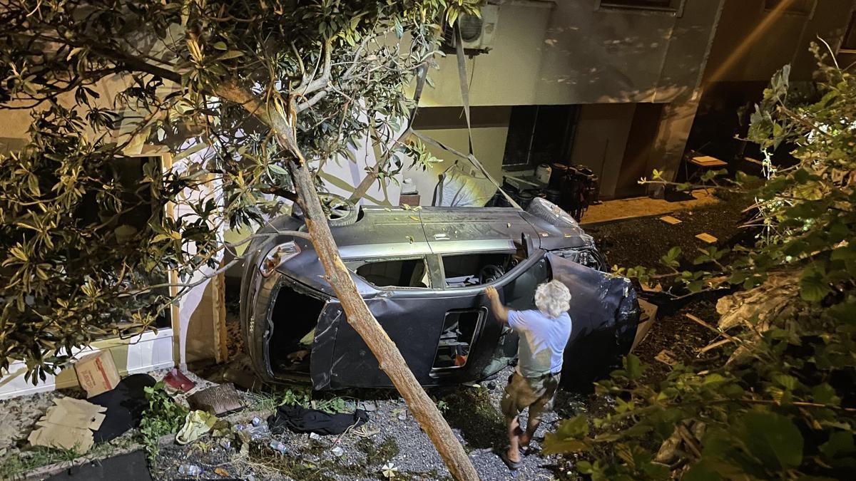 Kocaeli'de apartman boşluğuna devrilen otomobildeki 2 kişi yaralandı