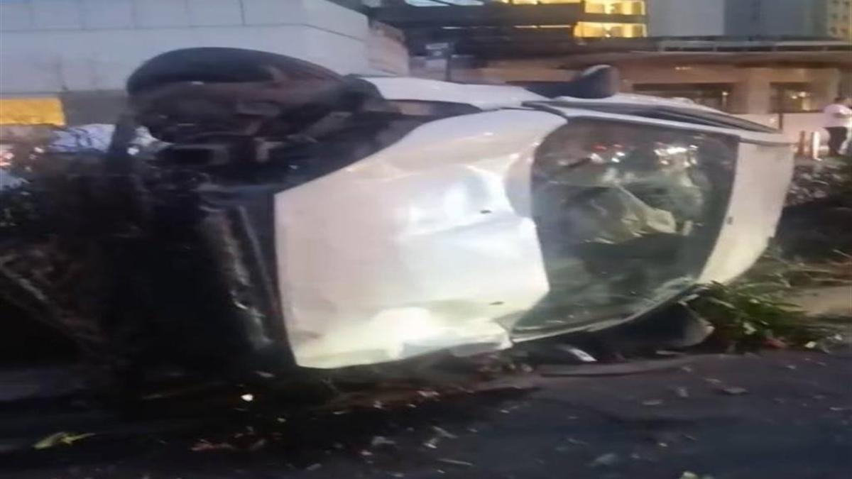 Bakırköy'de hakimiyetini kaybetti: 2 araca birden çarptı